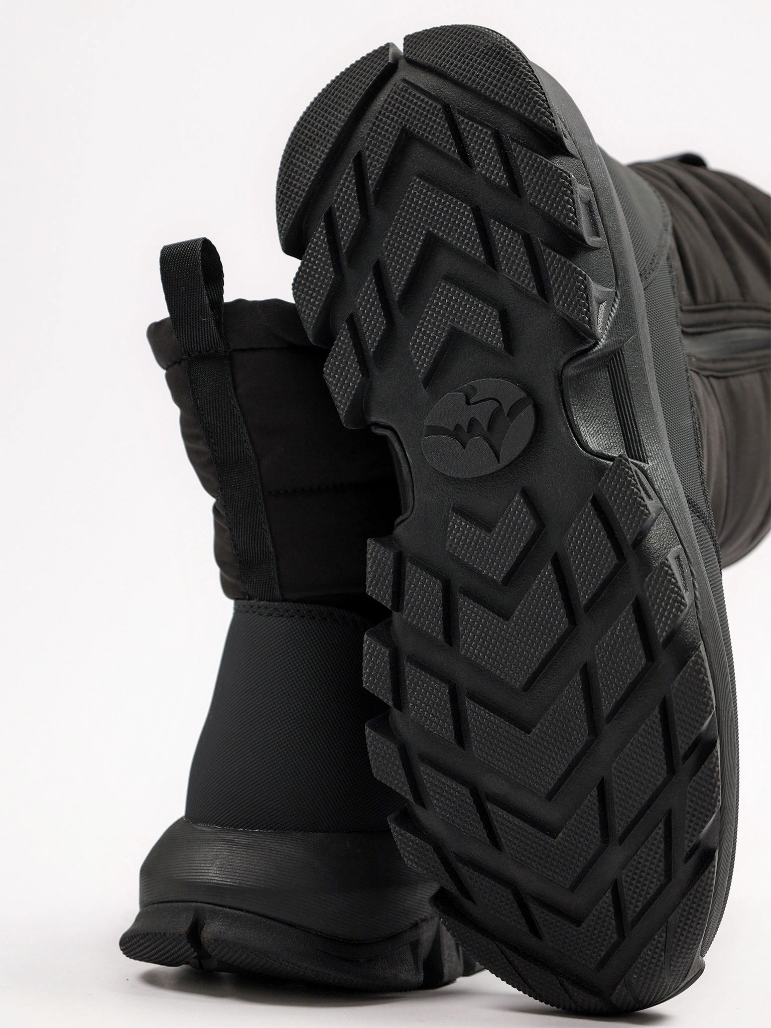 Дутики текстильные черного цвета на рельефной подошве